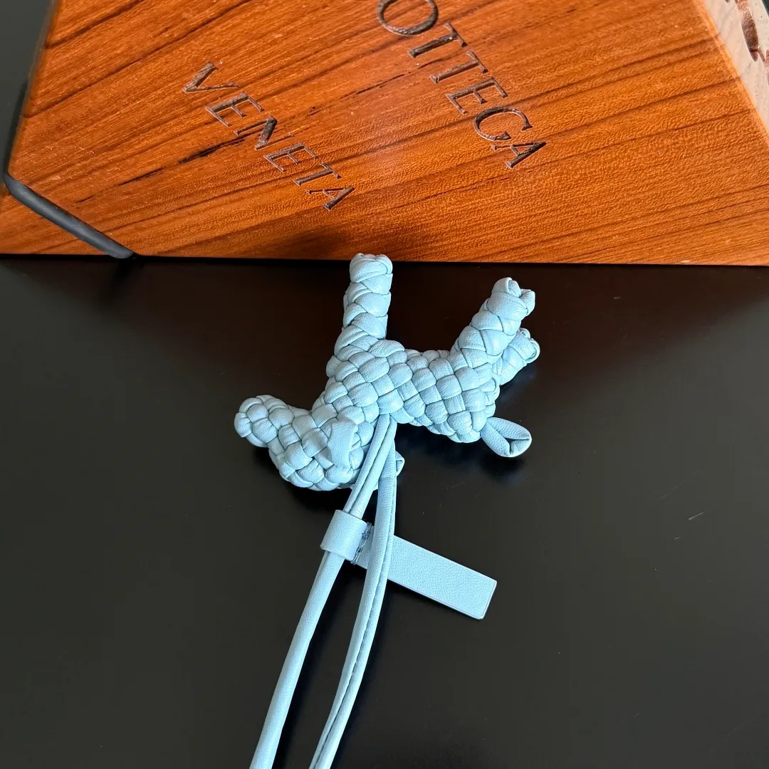 Batch 540 BOTTEGA VENETA2025 new puppy🐕 style pendant Braided puppy is online😎 Leather braided puppy style pendant can be hung on any handbag, and it is as cute, delicate and colorful as it matches with a bag. Cute and cute, it will touch your heart at any time. It can be hung on bags or keychains. Who can resist such a cute puppy? Style number: 807068